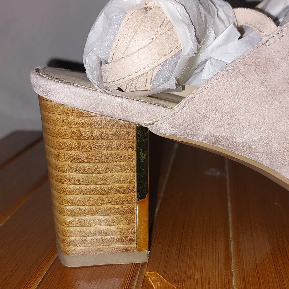 NWOT Adrienne Vittadini suede heels size 10 color cashew - Picture 5 of 10